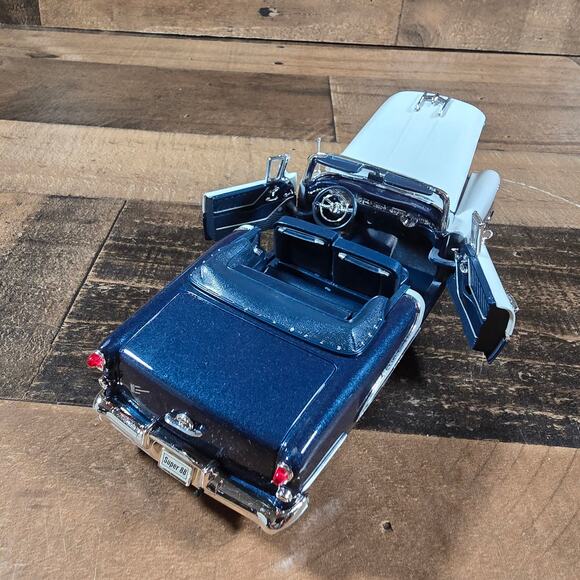 Welly 1955 Oldsmobile Super 88 Convertible Diecast - Picture 10 of 12